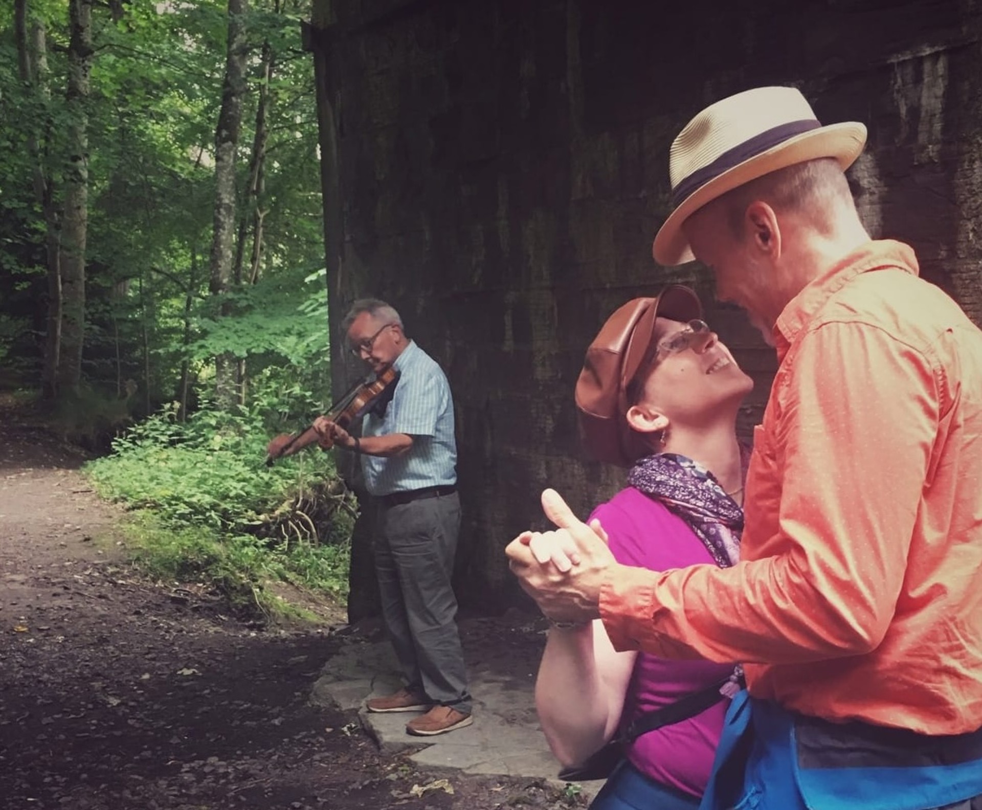 Background image - Tour Guests Dancing To Pete Clark Under The Bridge (1)